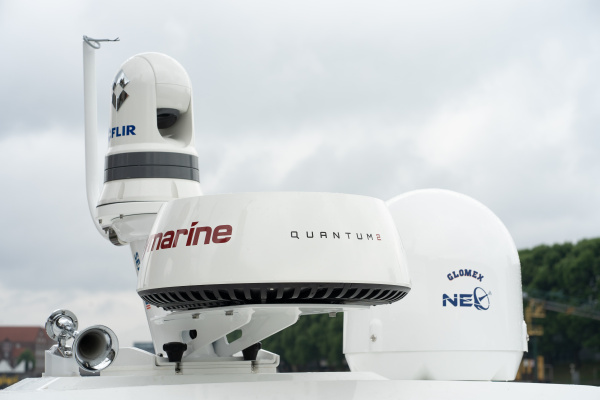 RAYMARINE QUANTUM 2 Q24D Doppler Radar Antenna / 10m power and data cable T70416 от прозводителя Raymarine